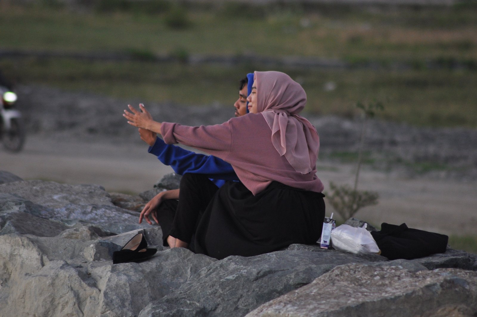 TUTURA.ID - Menongkrong di Tanggul Teluk Palu