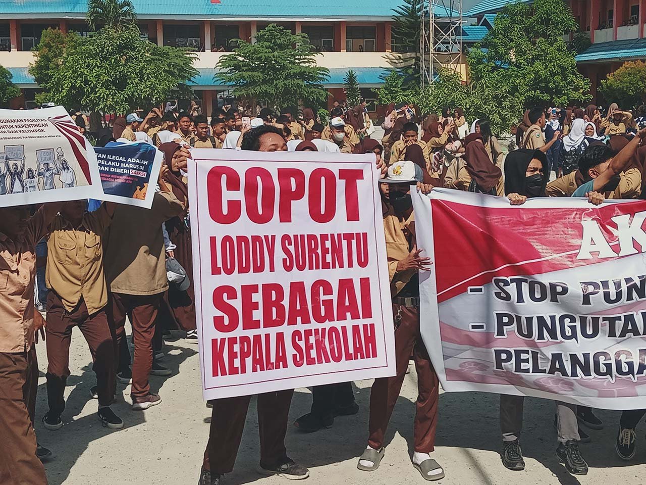 TUTURA.ID - Aksi memprotes kebijakan kursus bahasa Inggris di SMKN 2 Palu