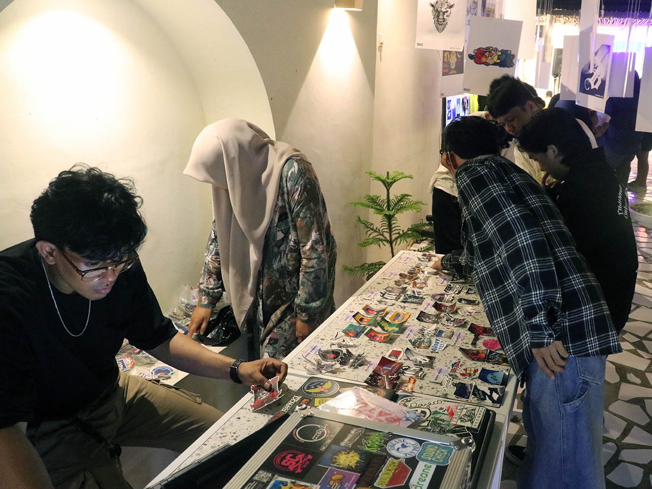 TUTURA.ID - Anak band berpromosi sekaligus berbisnis memanfaatkan stiker