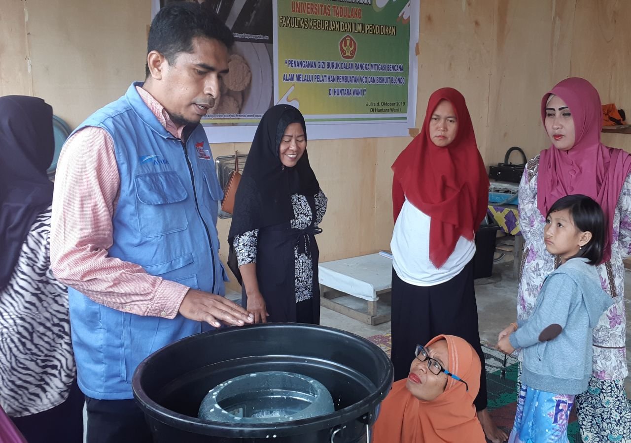 TUTURA.ID - Bambang Sardi manfaatkan penelitian kelapa untuk pemberdayaan masyarakat