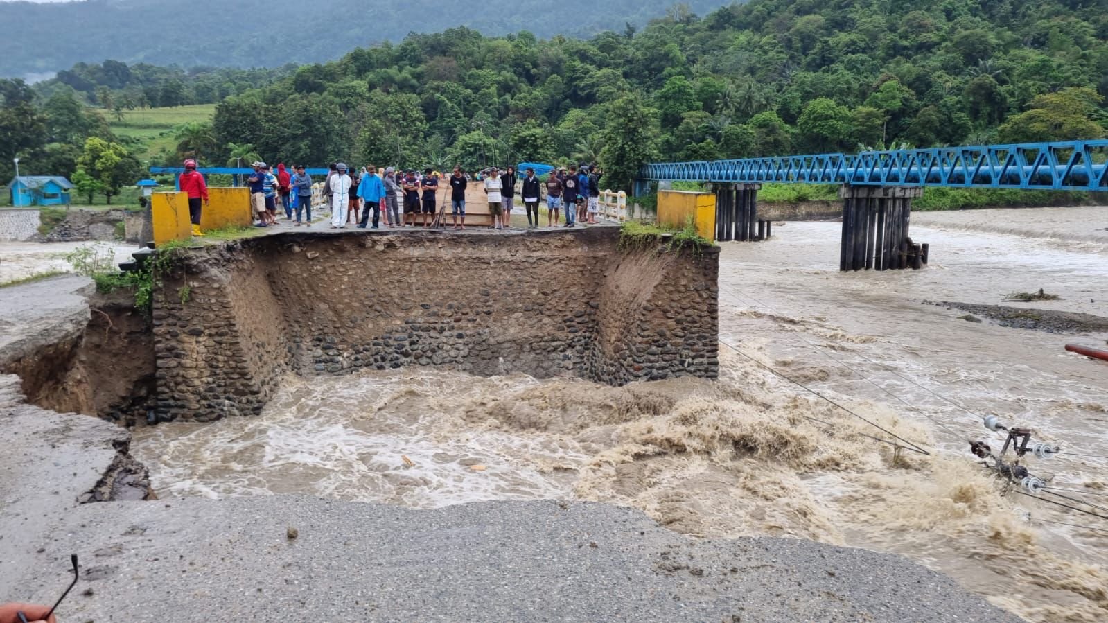 TUTURA.ID - Jembatan Gumbasa putus; permukiman warga di Palu terendam