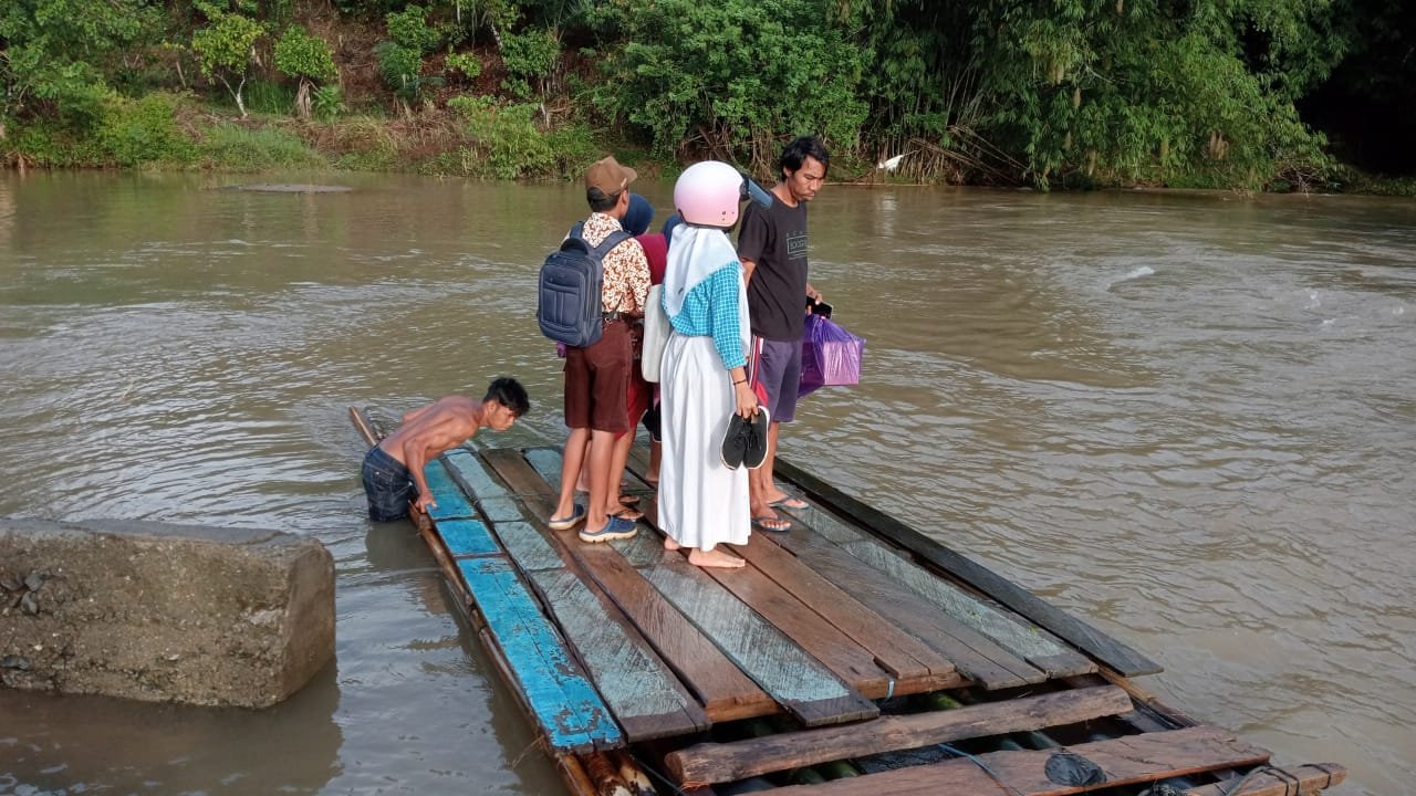 TUTURA.ID - Jembatan putus: Delapan bulan siswa naik rakit ke sekolah