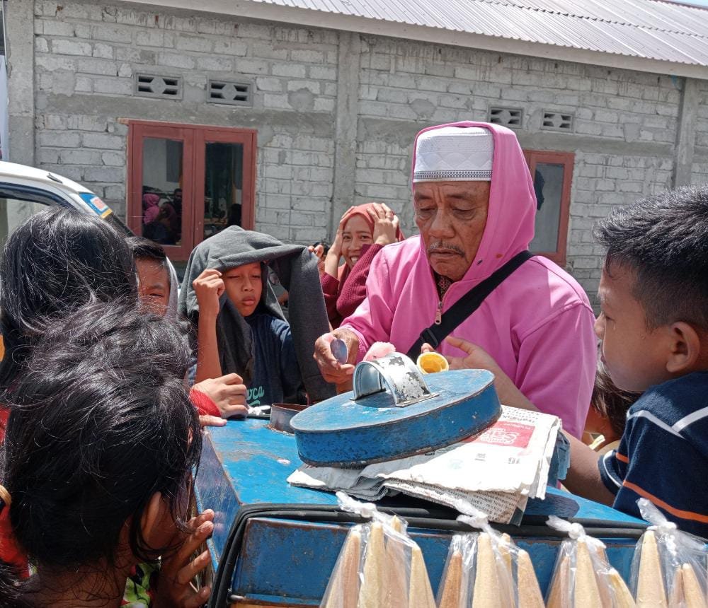 TUTURA.ID - Pedagang sepuh bagi es krim kepada korban banjir Torue