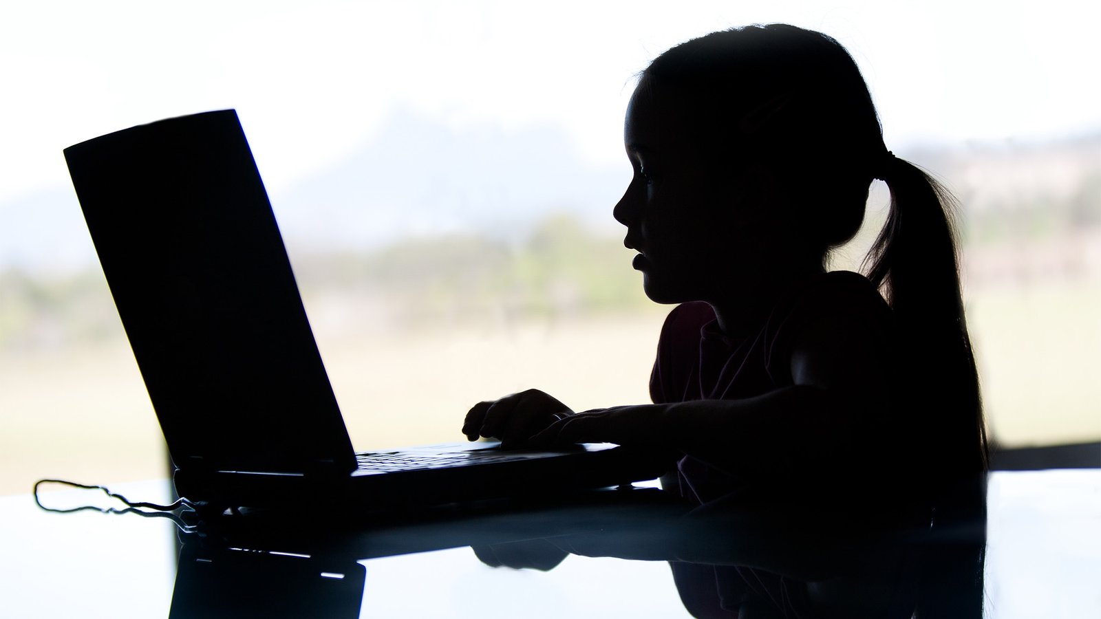 TUTURA.ID - Bahaya pornografi mengintai anak di media sosial
