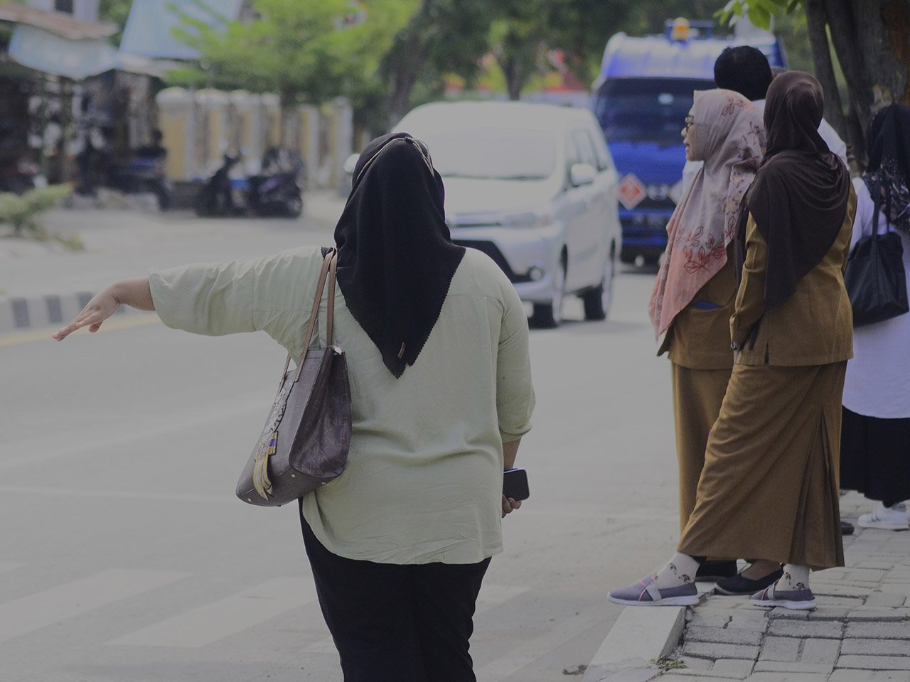 TUTURA.ID - Balada pegawai Donggala; antre ke kantor menunggu tumpangan