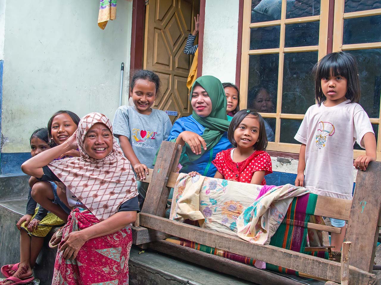 TUTURA.ID - Balada perempuan penopang keluarga dalam Generasi Sandwich