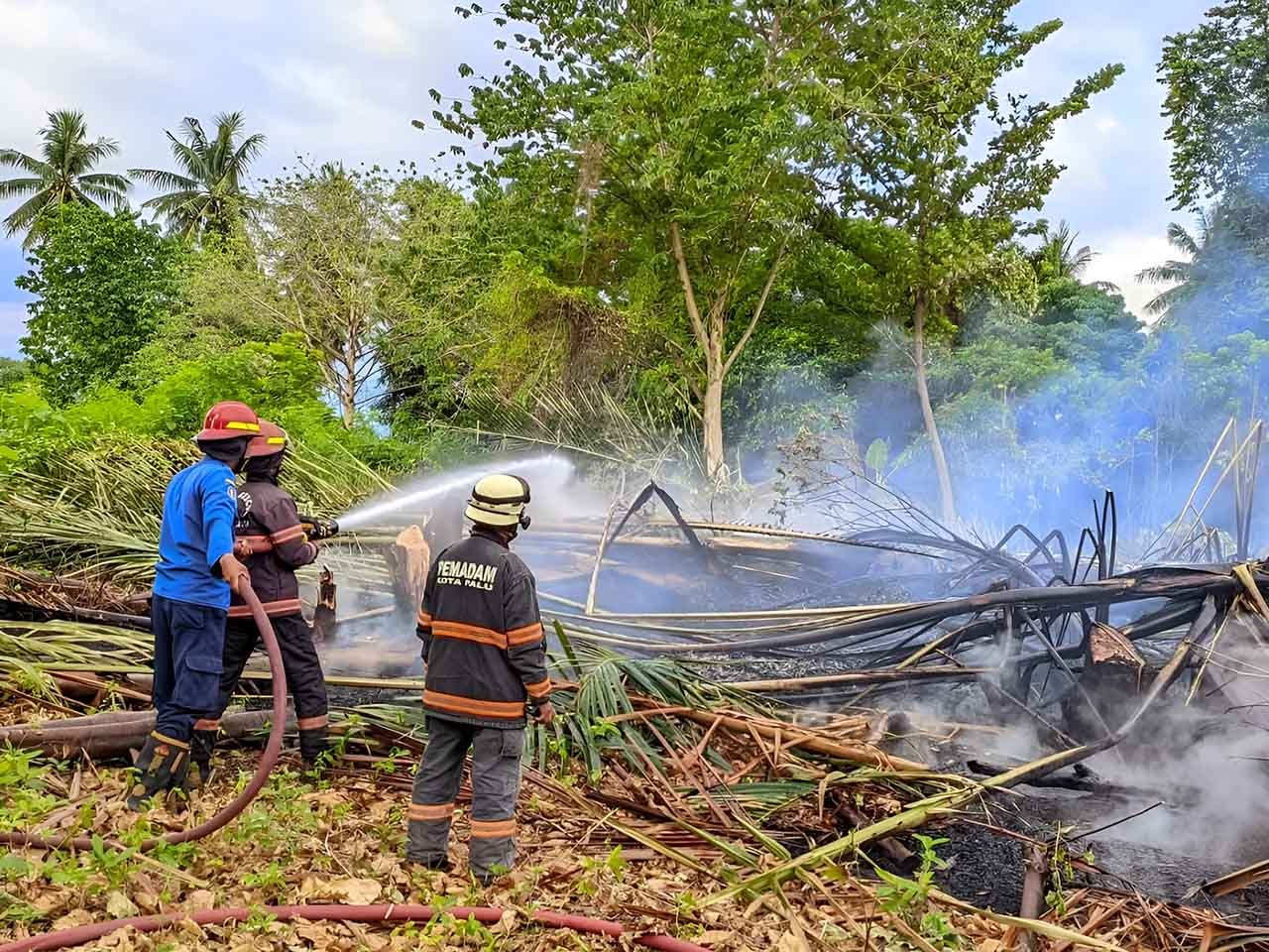 TUTURA.ID - Balada petugas pemadam kebakaran di tengah tambahan tugas sebagai tim penyelamat