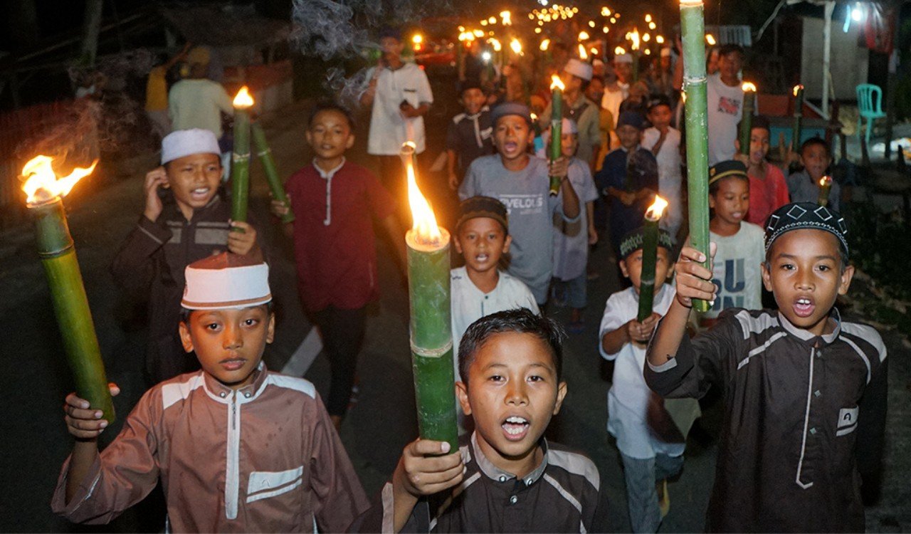 TUTURA.ID - Cerita di balik pawai obor Desa Sambo; dulunya tidak tertarik, kini jadi tradisi warga