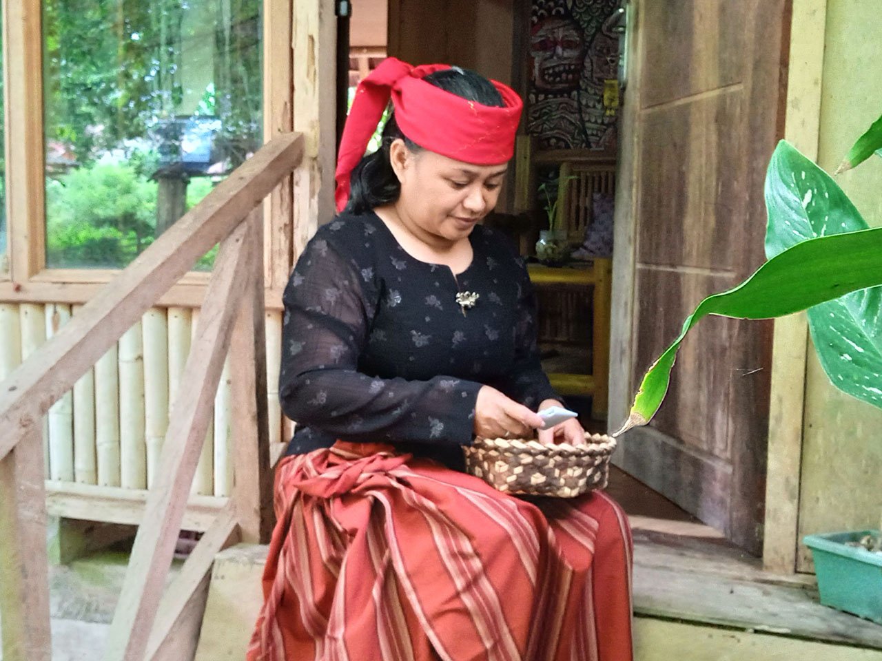 TUTURA.ID - Iin Hokey merawat dan menjaga Danau Poso lewat nilai-nilai luhur tradisi dan adat Pamona