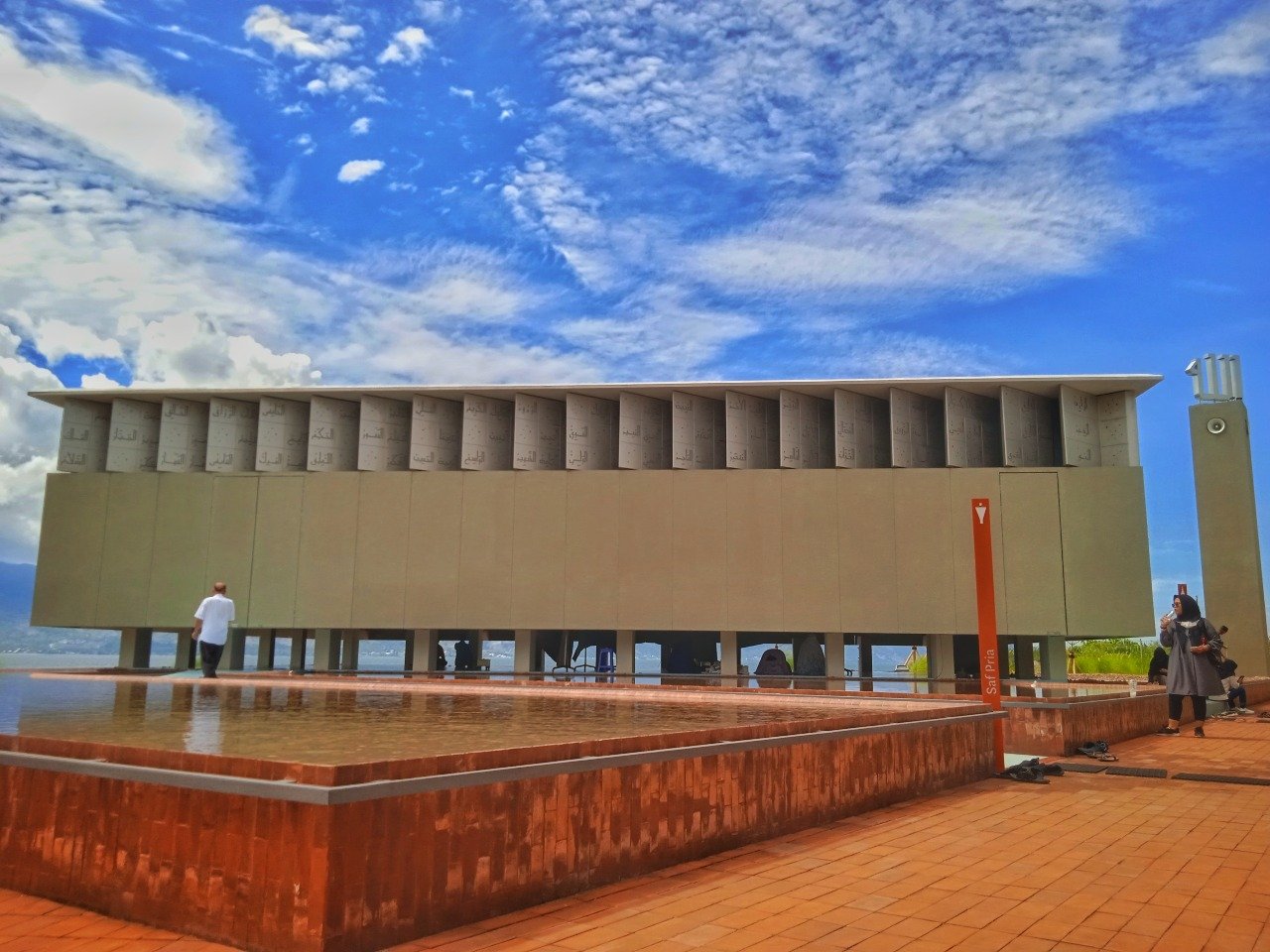 TUTURA.ID - Masjid Nurul Yaqin: Pesona rumah ibadah di tepi Teluk Palu