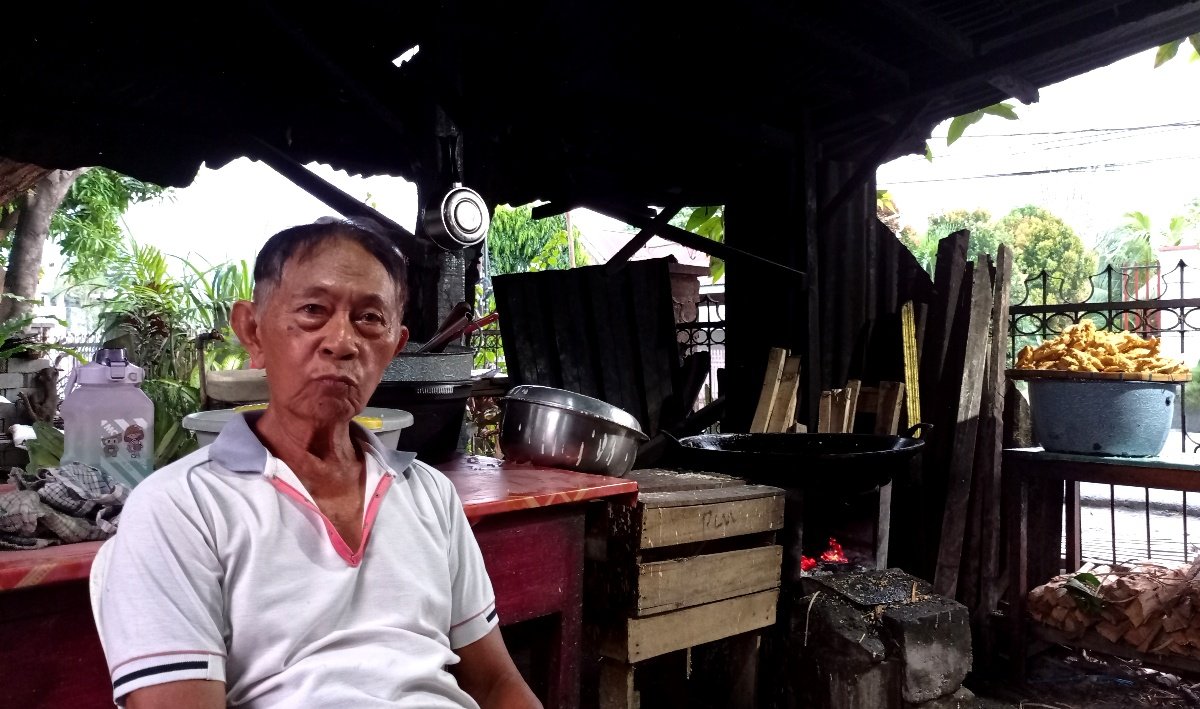 TUTURA.ID - Stori penjual pisang goreng legendaris di Kota Palu