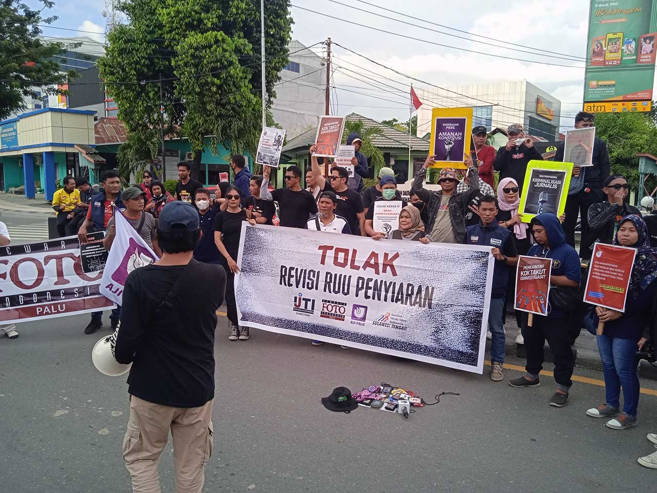 TUTURA.ID - Suara menolak RUU Penyiaran oleh jurnalis di Palu