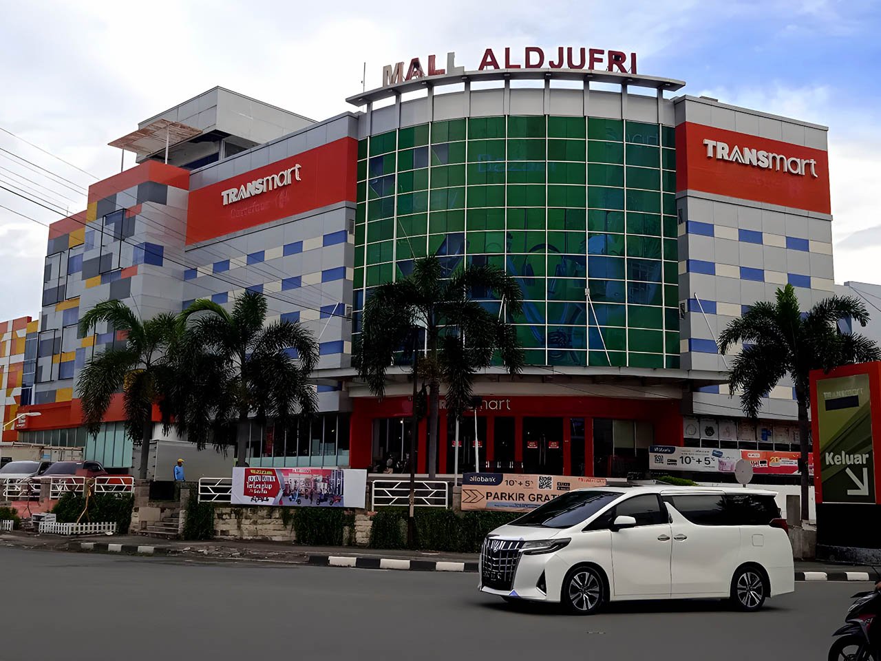 TUTURA.ID - Efek penutupan sejumlah gerai Transmart, bagaimana di Palu?