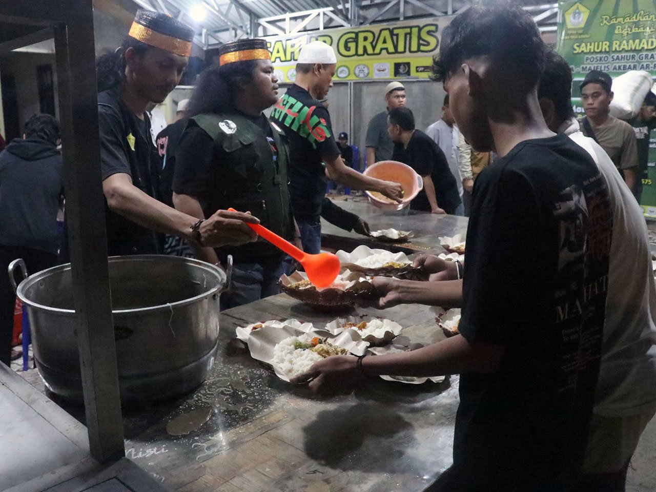 TUTURA.ID - Posko sahur gratis berharap menyediakan 10 ribu porsi