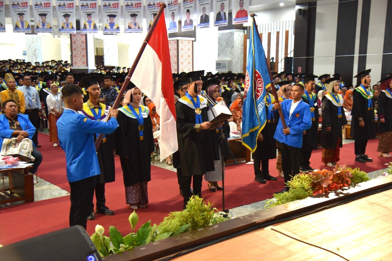 TUTURA.ID - Ragam cara mahasiswa Untad meraup cuan dari momentum wisuda 