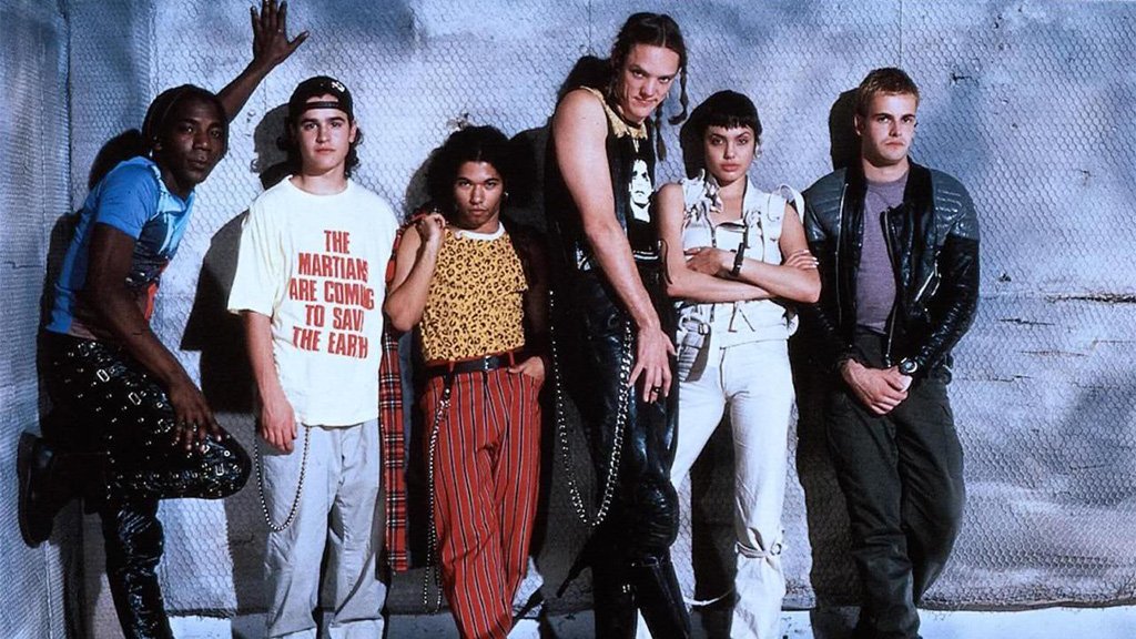 Angelina Jolie (kedua dari kanan) bersama geng peretas dalam film Hackers - Sumber: Metro-Goldwyn-Mayer Studio